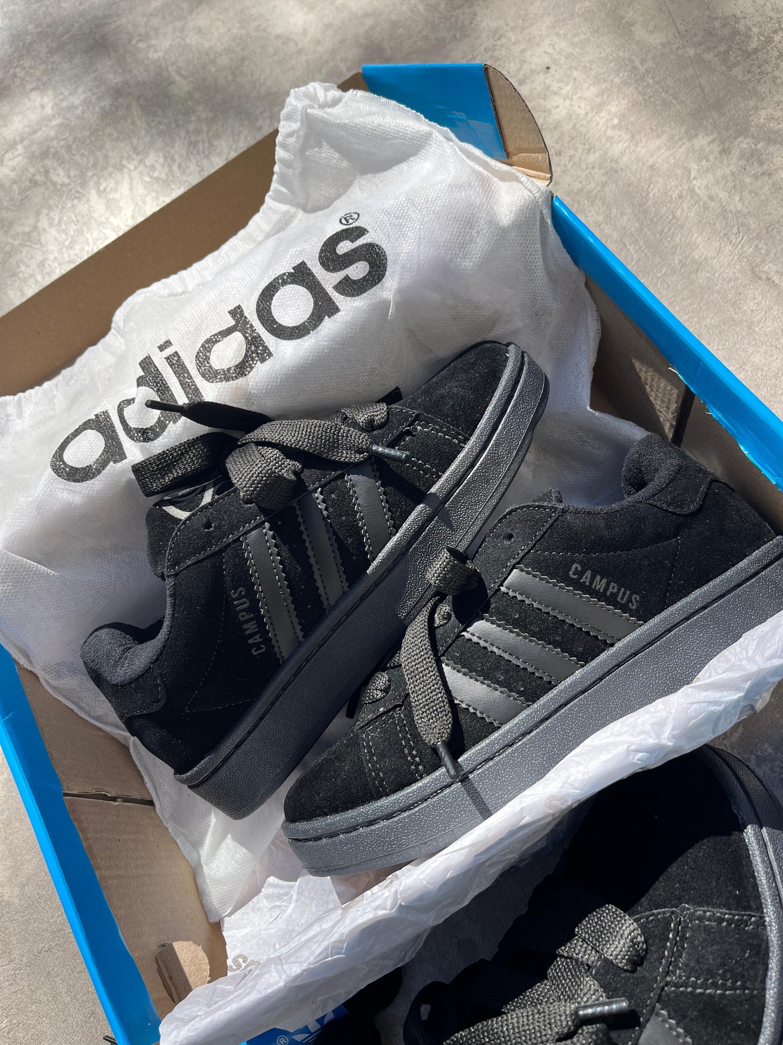 Zapatillas TOTAL BLACK vista lateral